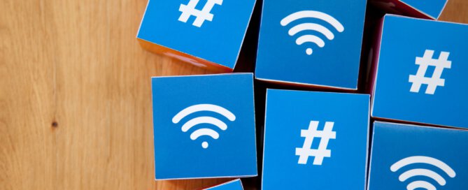 Eine Gruppe blauer Würfel mit Hashtag und WLAN-Symbolen.